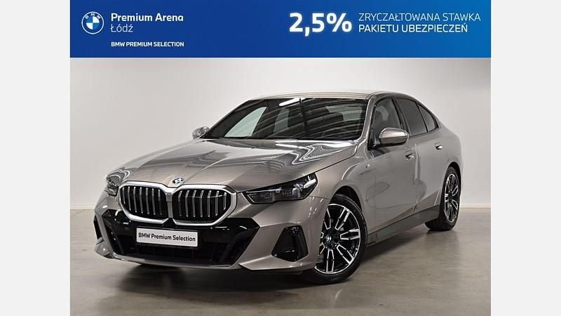 Szary oxide metalizowany Używany 2025 BMW 520 Comfort Edition Sedan/Limuzyna | 282 000 zł (Dość drogi) - Obraz 1/3