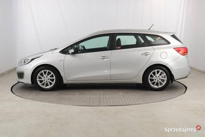 Używany Kia Ceed 90 KM (66 kW) 2017 Srebrny Hatchback