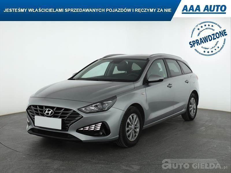 Używany Hyundai i30 120 KM (88 kW) 2022 Srebrny