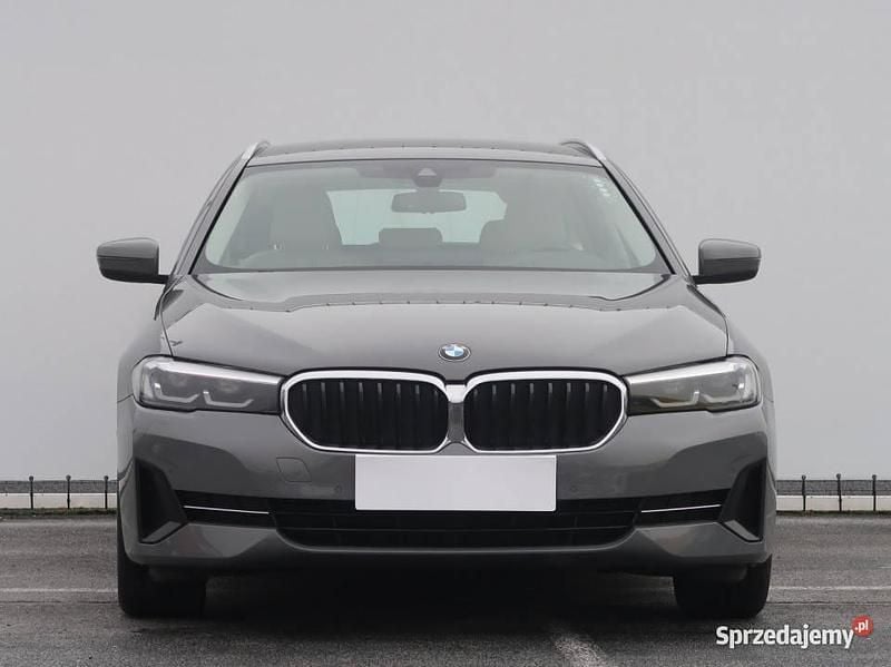 Szary Używany 2022 BMW 520 Kombi | 111 999 zł (Dobra cena) - Obraz 1/4