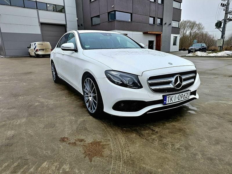 Używany Mercedes E220 195 KM (143 kW) 2016 Biały Sedan/Limuzyna