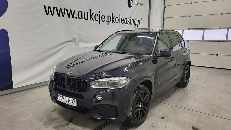 Czarny (metalik) Używany 2017 BMW 220 SUV | 100 000 zł - Obraz 1/4