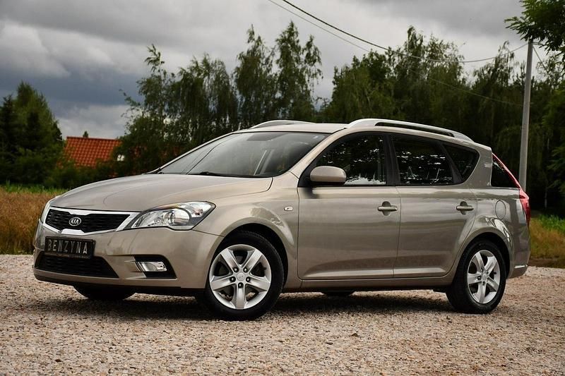 Używany Kia Ceed 105 KM (77 kW) 2012 Beżowy (metalik, perła) Hatchback