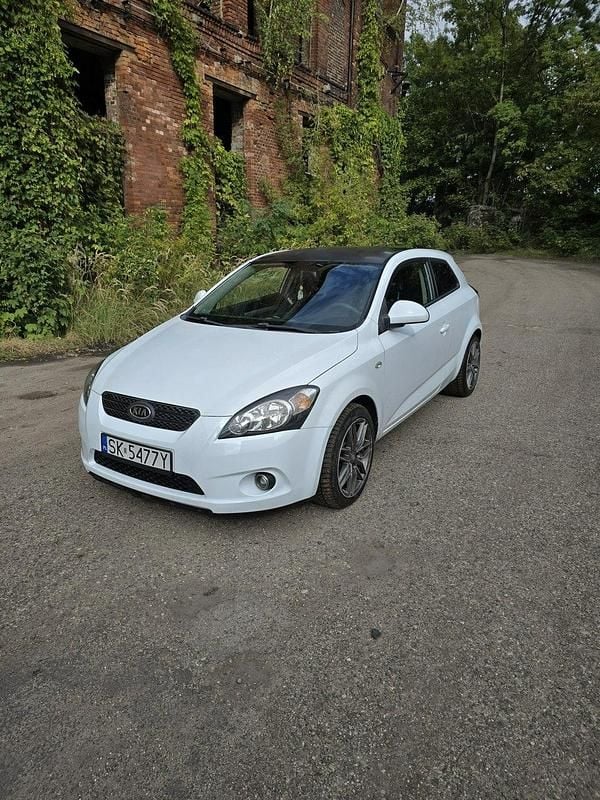 Biały Używany 2009 Kia Ceed 2 Coupe | 6300 zł (Super Cena) - Obraz 1/4