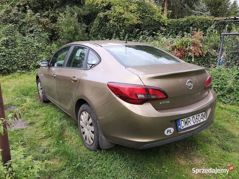 Używany Opel Astra 116 KM (85 kW) 2013 Brązowy Sedan/Limuzyna