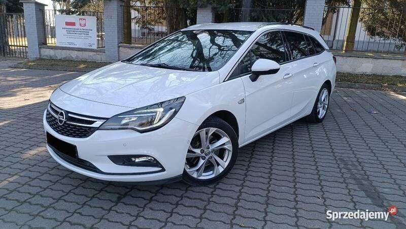 Biały Używany 2016 Opel Astra Cosmo Kombi | 31 900 zł (Uczciwa cena) - Obraz 1/4