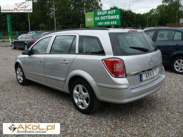Używany Opel Astra 110 KM (80 kW) 2008 Srebrny (metalik) Sedan/Limuzyna