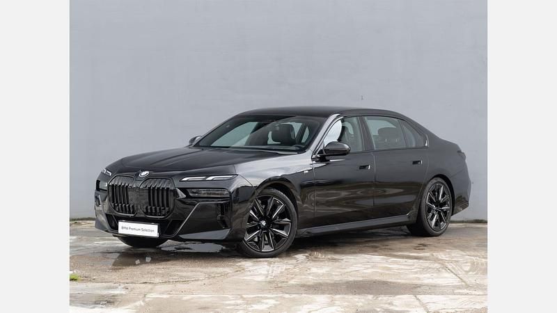 Czarny szafir metalizowany Używany 2023 BMW 740 Shadowline Sedan/Limuzyna | 449 900 zł - Obraz 1/3