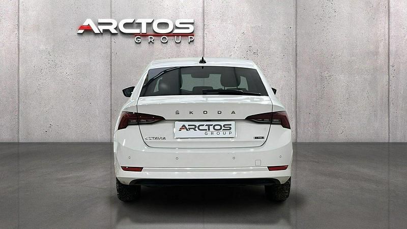 Używany Skoda Octavia Ambition 150 KM (110 kW) 2023 Biały Hatchback