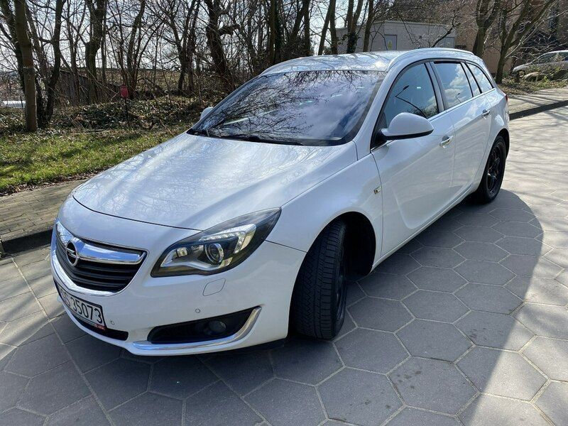 Używany Opel Insignia 170 KM (125 kW) 2015 Biały Sedan/Limuzyna