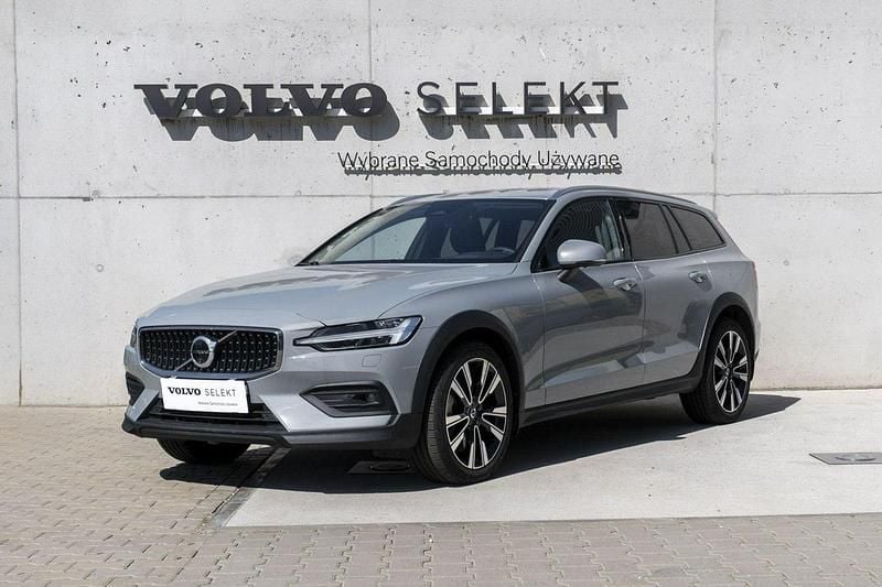 Używany Volvo V60 CC 250 KM (183 kW) 2023 Szary (metalik) Kombi