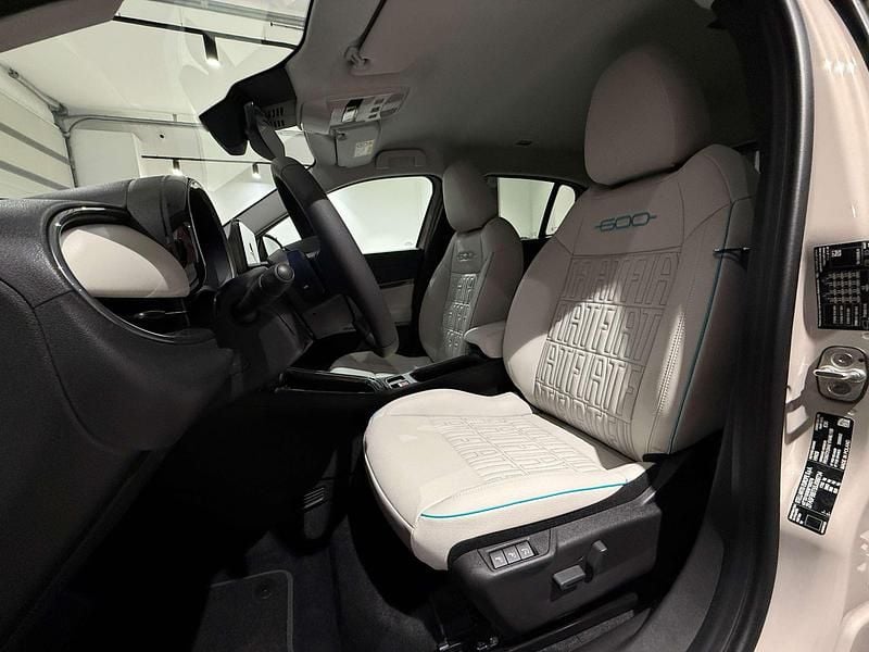 Nowe Fiat 600 La Prima 110 KM (80 kW) 2025 Lakier metalizowany lazurowy acqua SUV