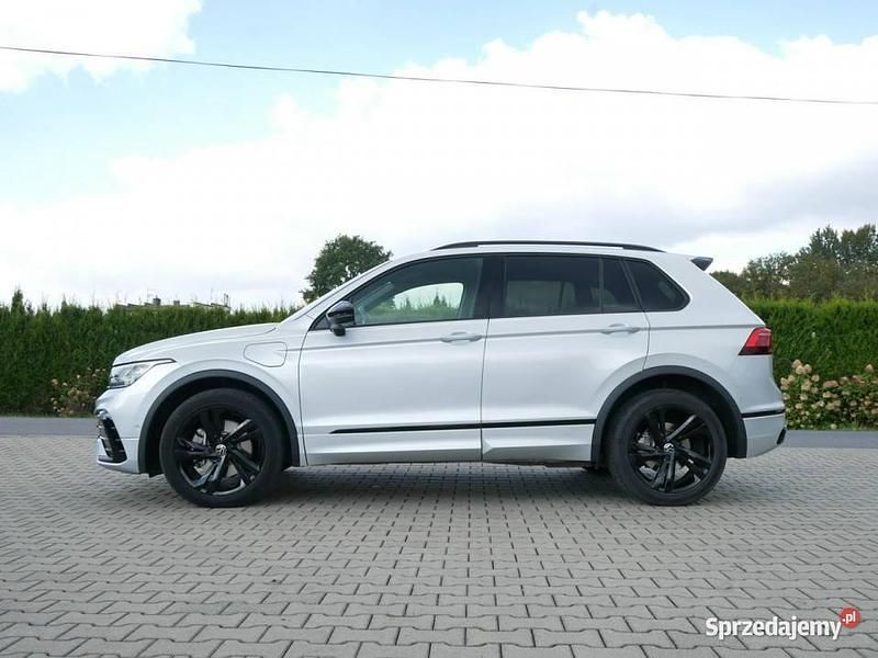 Srebrny Używany 2022 VW Tiguan R-line SUV | 124 900 zł - Obraz 1/4