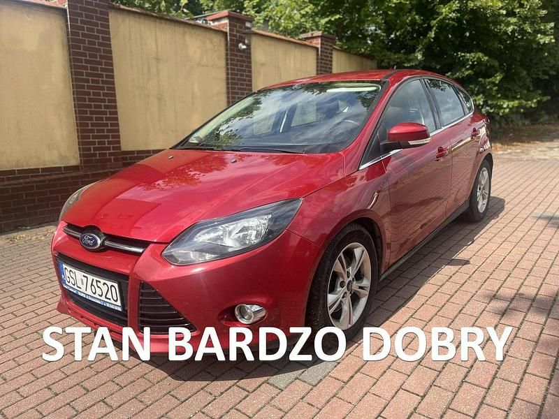 Bordowy (metalik) Używany 2011 Ford Focus Hatchback | 22 900 zł (Uczciwa cena) - Obraz 1/4