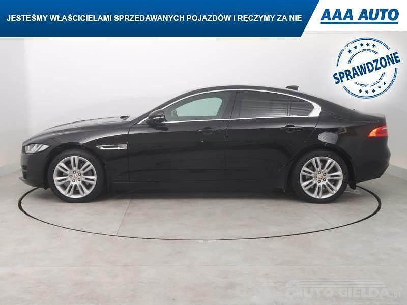 Używany Jaguar XE 2016 Czarny Sedan/Limuzyna