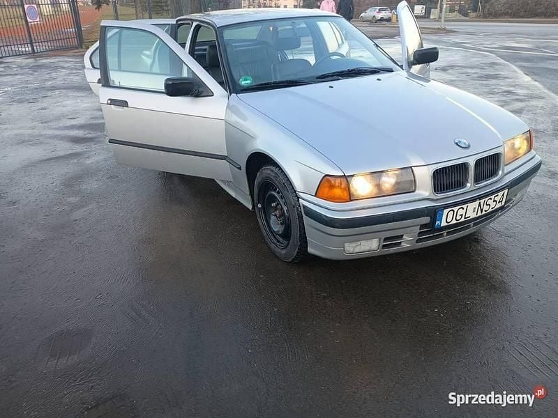 Używany BMW 325 1991 Srebrny Sedan/Limuzyna