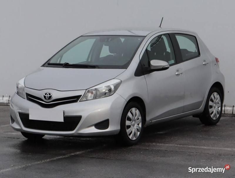 Używany Toyota Yaris 2013 Srebrny Hatchback