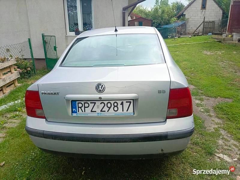 Srebrny Używany 1997 VW Passat R Sedan/Limuzyna | 3300 zł - Obraz 1/4