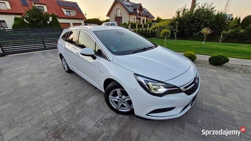 Biały Używany 2018 Opel Astra Kombi | 31 900 zł (Dobra cena) - Obraz 1/4