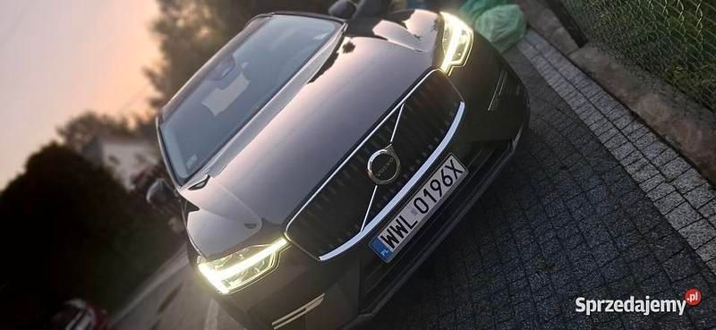 Używany 2022 Volvo XC60 Momentum SUV | 152 500 zł (Dobra cena) - Obraz 1/4