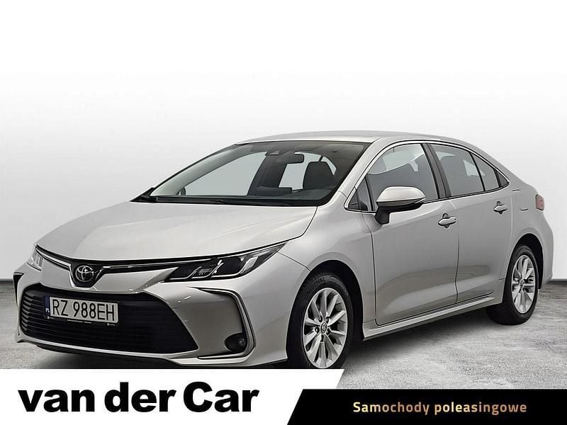 Używany Toyota Corolla Comfort 125 KM (91 kW) 2022 Srebrny Sedan/Limuzyna
