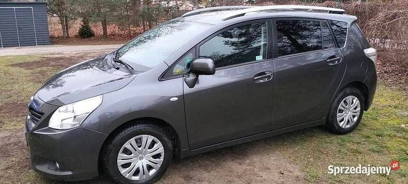 Grafitowy Używany 2012 Toyota Verso Minivan | 26 000 zł (Dobra cena) - Obraz 1/4