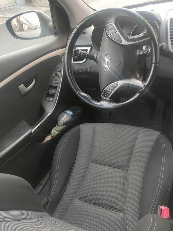 Używany Hyundai i30 2014 Brązowobeżowy Hatchback