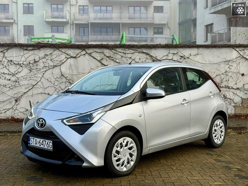 Srebrny Używany 2022 Toyota Aygo Hatchback | 42 500 zł (Uczciwa cena) - Obraz 1/4