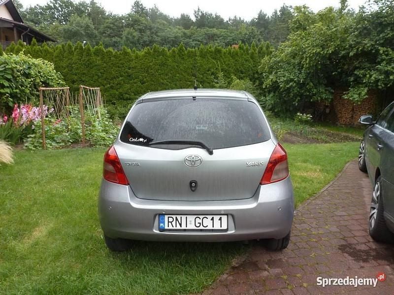 Używany Toyota Yaris 87 KM (63 kW) 2008 Srebrny Sedan/Limuzyna