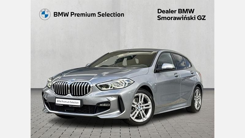 Szary skyscraper m metalizowany Używany 2022 BMW 118 Shadowline Hatchback | 114 900 zł (Dość drogi) - Obraz 1/3
