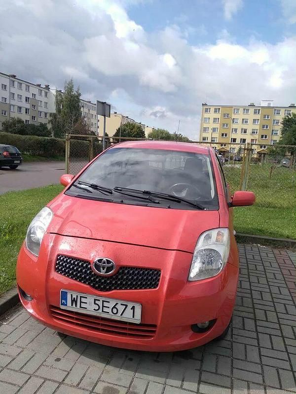 Czerwony Używany 2007 Toyota Yaris Hatchback | 13 700 zł (Uczciwa cena) - Obraz 1/4