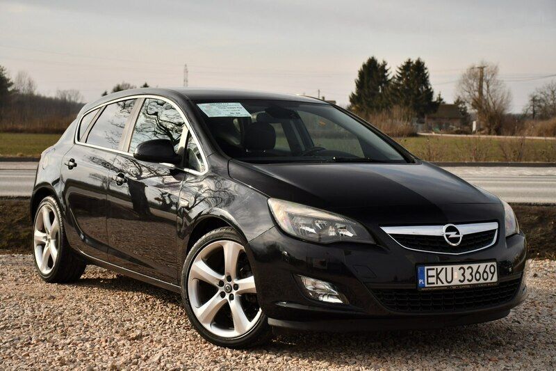 Używany Opel Astra 116 KM (85 kW) 2010 Czarny (metalik, perła) Hatchback