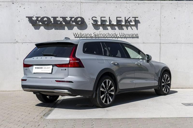 Używany Volvo V60 CC 250 KM (183 kW) 2023 Szary (metalik) Kombi