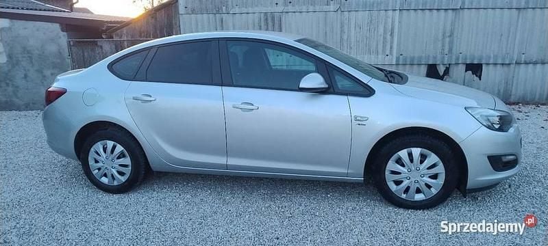 Srebrny Używany 2013 Opel Astra Sedan/Limuzyna | 22 900 zł (Uczciwa cena) - Obraz 1/4