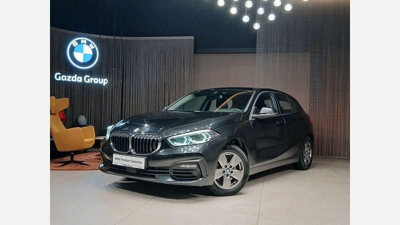 Black sapphire metallic metalizowany Używany 2021 BMW 118 Advantage Hatchback | 69 900 zł (Uczciwa cena) - Obraz 1/3