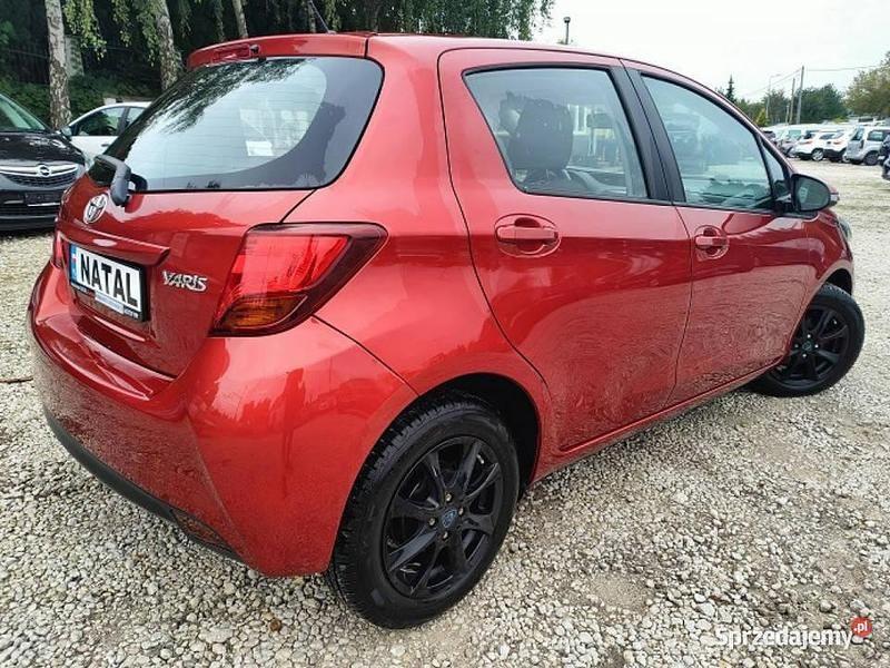 Używany Toyota Yaris 70 KM (51 kW) 2015 Bordowy Hatchback