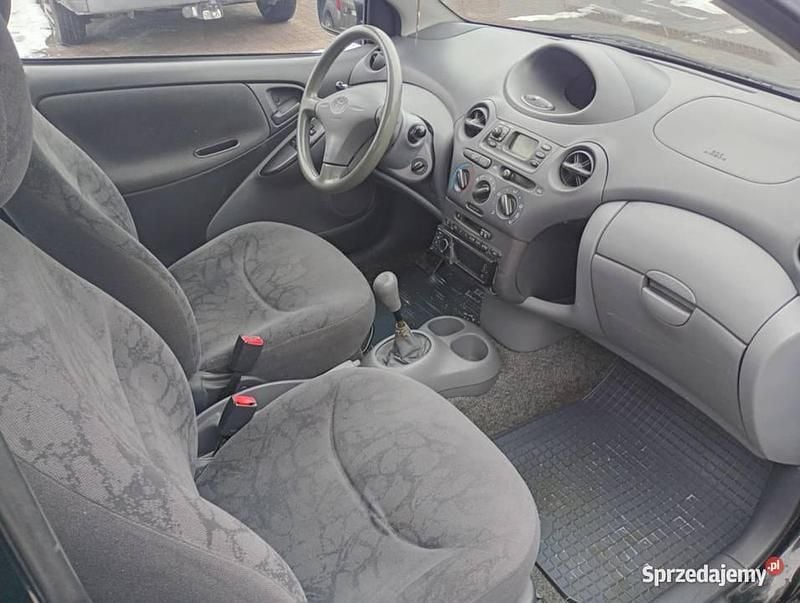Używany Toyota Yaris 2002 Czarny Hatchback