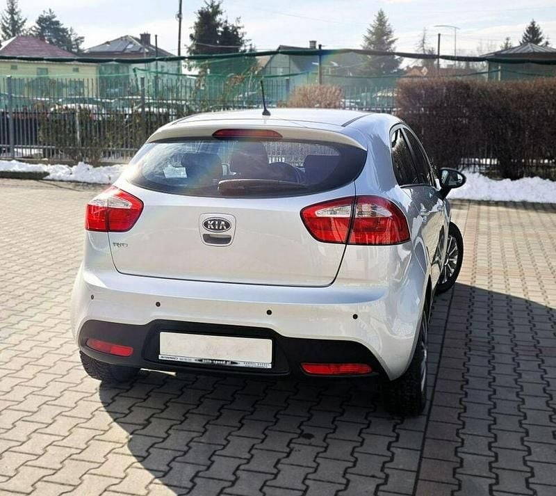 Używany Kia Rio 109 KM (80 kW) 2012 Srebrny Hatchback