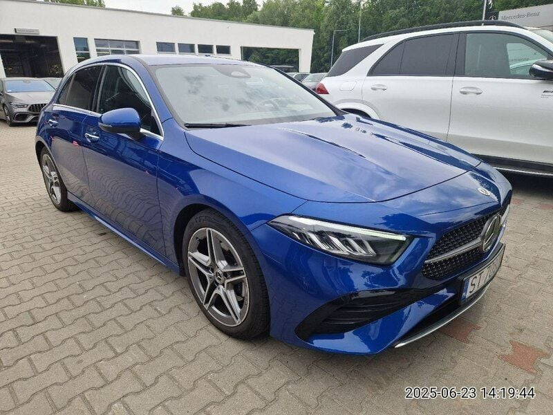 Niebieski Używany 2024 Mercedes A200 Hatchback | 105 000 zł - Obraz 1/4