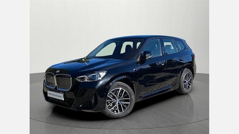 Czarny szafir metalizowany Używany 2024 BMW iX1 Luxury Line SUV | 199 900 zł - Obraz 1/3