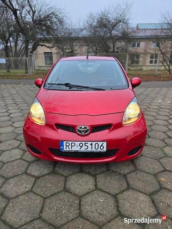 Bordowy Używany 2010 Toyota Aygo Hatchback | 11 900 zł - Obraz 1/4