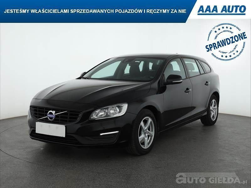 Używany Volvo V60 2017 Czarny Kombi