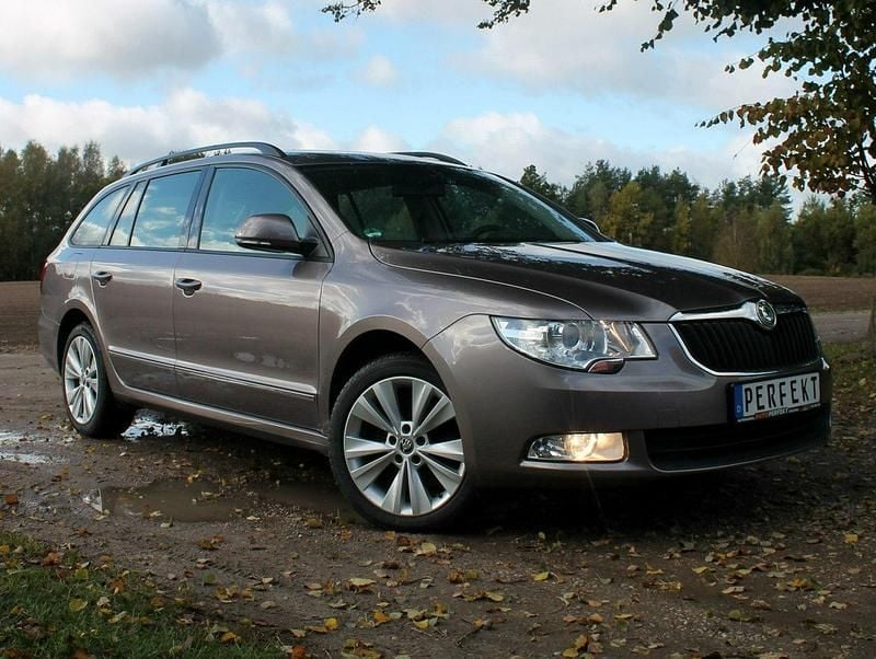 Szary Używany 2011 Skoda Superb Kombi | 34 999 zł (Uczciwa cena) - Obraz 1/4