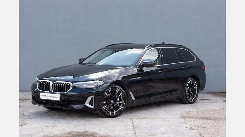 Black sapphire metallic metalizowany Używany 2022 BMW 530 Luxury Line Kombi | 209 900 zł (Uczciwa cena) - Obraz 1/3