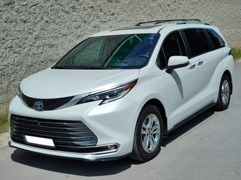 Biały Używany 2022 Toyota Sienna Minivan | 285 000 zł - Obraz 1/4