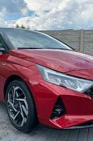 Używany Hyundai i20 100 KM (73 kW) 2021 Czerwony (metalik) Hatchback