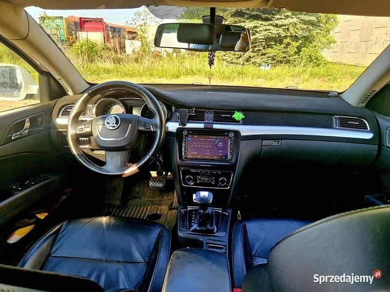 Używany Skoda Superb 2011 Biały Sedan/Limuzyna