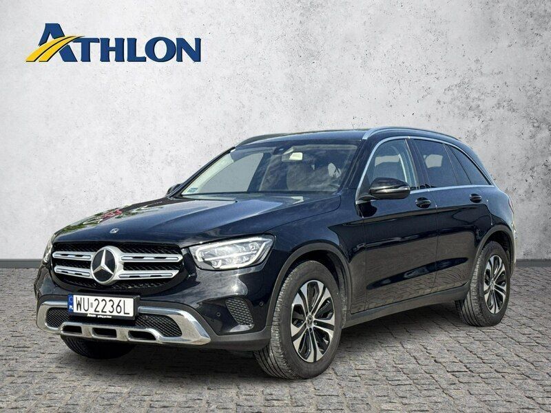 Czarny (metalik) Używany 2020 Mercedes GLC220 SUV | 145 200 zł - Obraz 1/4