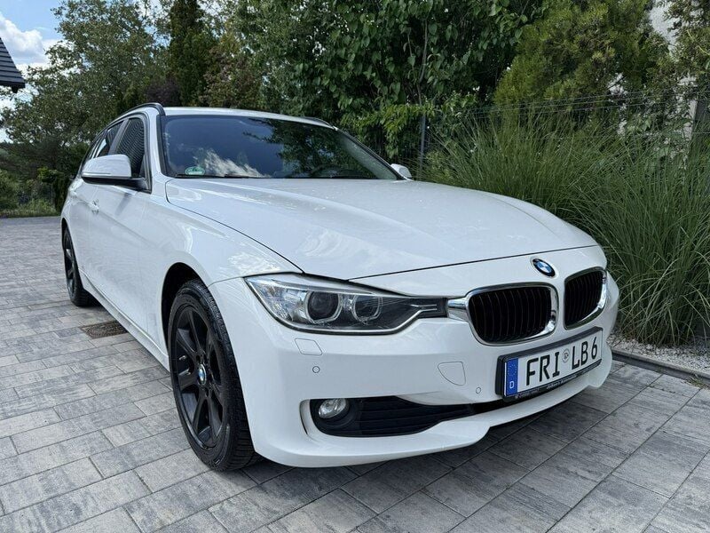 Biały (metalik) Używany 2014 BMW 218 Kombi | 39 990 zł - Obraz 1/4