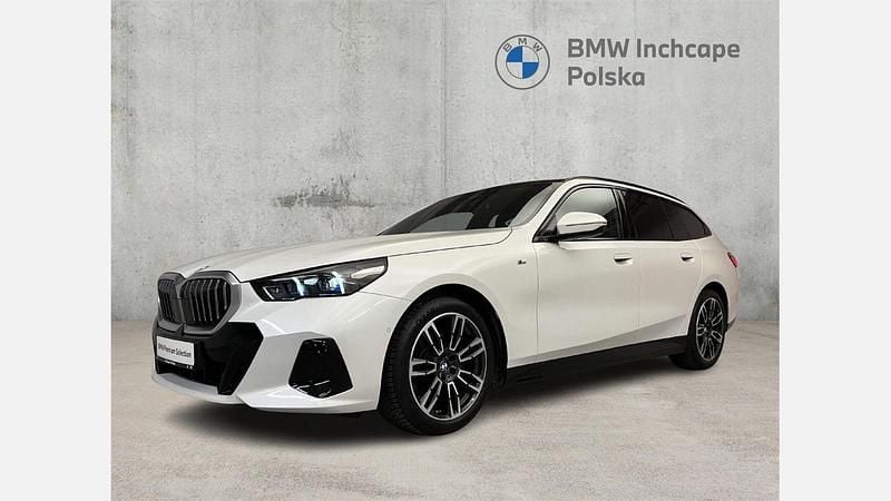 Biel mineralna metalizowany Używany 2024 BMW 520 Comfort Edition Kombi | 249 900 zł (Uczciwa cena) - Obraz 1/3